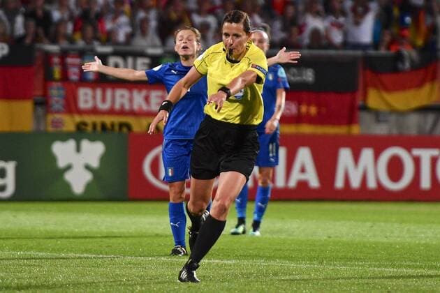 21.07.2017, Koenig Willem II Stadion, Tilburg, NED, UEFA Frauen EM 2017, Deutschland vs Italien, Gruppe B, im Bild The referee points to the penalty spot after Anja Mittag of Germany is fouled by Sara Gama of Italy to win a penalty The referee points to the penalty spot after Anja Mittag of Germany is fouled by Sara Gama of Italy to win a penalty during the group B match of UEFA Women s EURO 2017 between Germany and Italy at the Koenig Willem II Stadion in Tilburg, Netherlands on 2017 07 21. Tilburg  EP_fil  