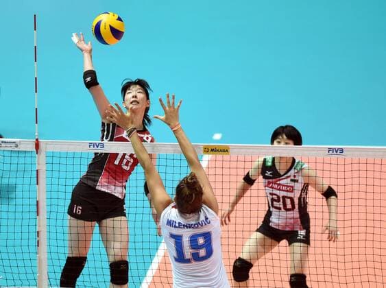 (170721) -- HONG KONG, July 21, 2017 -- Risa Ishil (Top) of Japan competes during the match against Serbia at the FIVB World Grand Prix in Hong Kong, China, July 22, 2017. ) (SP)CHINA-HONG KONG-VOLLEYBALL-WORLD GRAND PRIX LoxPingxFai 