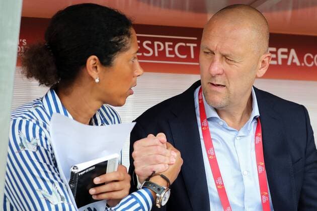 v.li.: Steffi Jones (Stephanie Ann Jones, Trainerin, Bundestrainerin, DFB-Frauen) und Markus Högner (Co-Trainer, Assistenztrainer, DFB-Frauen) halten sich an der Hand, zuversichtlich vor dem Spiel, motivieren sich, Händchenhalten, Fussball, UEFA Women s EURO 2017, Deutschland - Italien, xozx