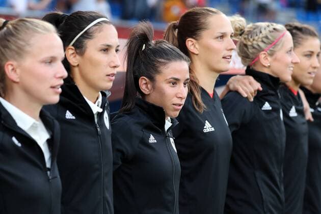 Die Ersatzspielerinnen v.li.: Tabea Kemme (DFB-Frauen, 22), Sara Doorsoun (DFB-Frauen, 15), Hasret Kayikci (DFB-Frauen, 23), Laura Benkarth (Torwart, DFB-Frauen, 12), Kathrin Julia Hendrich (Kathy Hendrich, DFB-Frauen, 3), Lisa Weiß (Lisa Weiss, Torwart, DFB-Frauen, 21), beim Singen der deutschen Nationalhymne, Spielerinnen, Fussball, UEFA Women s EURO 2017, Deutschland - Italien, xozx