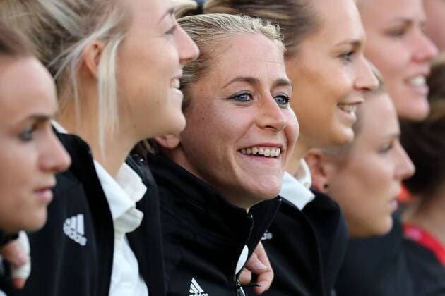 In der Bildmitte: Ersatzspielerin Anna Blässe (Anna Blaesse, DFB-Frauen, 14) beim Singen der Nationalhymne, Freude, freundlich, fröhlich, strahlend, optimistisch, Fussball, UEFA Women s EURO 2017, Deutschland - Italien, xozx