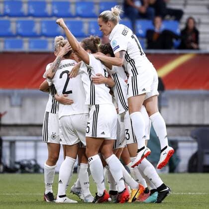 HENNING Josephine Team Deutschland Jubel nach dem 1 : 0 durch HENNING Josephine UEFA Frauen Fussball Europameisterschaften 2017 in Holland Spiel Deutschland-Italien 2 : 1 am 21. Juli 2017 in Tilburg 