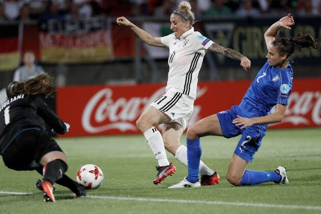 MITTAG Anja Team Deutschland 11m Situation mit Torfrau GIULIANI Laura UEFA Frauen Fussball Europameisterschaften 2017 in Holland Spiel Deutschland-Italien 2 : 1 am 21. Juli 2017 in Tilburg 