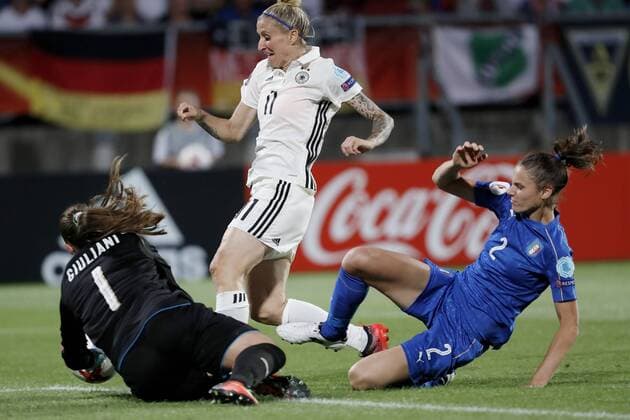 MITTAG Anja Team Deutschland 11m Situation mit Torfrau GIULIANI Laura UEFA Frauen Fussball Europameisterschaften 2017 in Holland Spiel Deutschland-Italien 2 : 1 am 21. Juli 2017 in Tilburg 