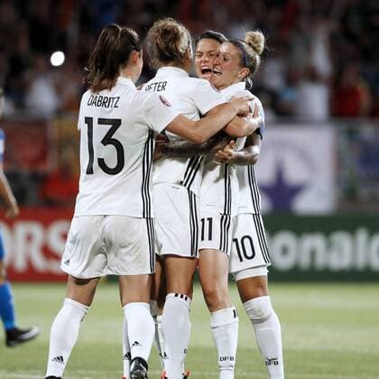 MAROZSAN Dzenifer Team Deutschland mit PETER Babette und MITTAG Anja nach dem 2 : 1 UEFA Frauen Fussball Europameisterschaften 2017 in Holland Spiel Deutschland-Italien 2 : 1 am 21. Juli 2017 in Tilburg 