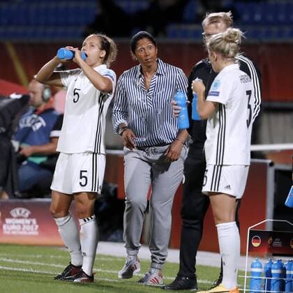 JONES Steffi Bundestrainerin Team Deutschland mit PETER Babette und HENDRICH Kathrin UEFA Frauen Fussball Europameisterschaften 2017 in Holland Spiel Deutschland-Italien 2 : 1 am 21. Juli 2017 in Tilburg 