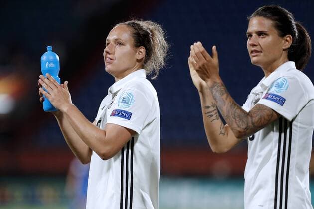 MAROZSAN Dzenifer Team Deutschland mit PETER Babette nach dem Sieg UEFA Frauen Fussball Europameisterschaften 2017 in Holland Spiel Deutschland-Italien 2 : 1 am 21. Juli 2017 in Tilburg 