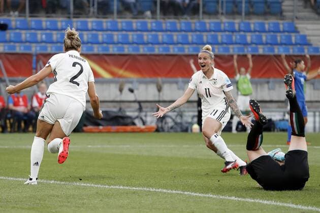 HENNING Josephine Team Deutschland jubelt nach dem Tor zum 1 : 0 mit MITTAG Anja UEFA Frauen Fussball Europameisterschaften 2017 in Holland Spiel Deutschland-Italien 2 : 1 am 21. Juli 2017 in Tilburg 