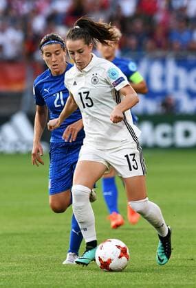 Fussball, Frauen, UEFA Europameisterschaft, EM 2017, Niederlande, Gruppe B, König-Wilhelm-II. Stadion Tilburg, Deutschland - Italien 2:1; Sara Däbritz (GER), Marta Carissimi (ITA), Aktion.