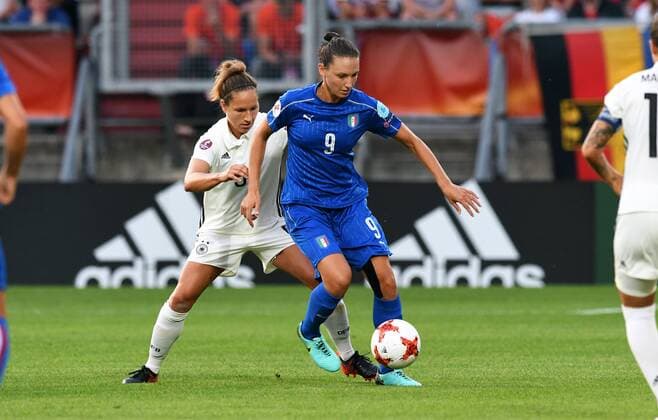 Fussball, Frauen, UEFA Europameisterschaft, EM 2017, Niederlande, Gruppe B, König-Wilhelm-II. Stadion Tilburg, Deutschland - Italien 2:1; Ilaria Mauro (ITA), Babett Peter (GER), Aktion.