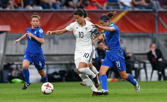 Fussball, Frauen, UEFA Europameisterschaft, EM 2017, Niederlande, Gruppe B, König-Wilhelm-II. Stadion Tilburg, Deutschland - Italien 2:1; v.li.: Daniela Stracchi (ITA), Dzsenifer Marozsan (GER), Marta Carissimi (ITA), Aktion.