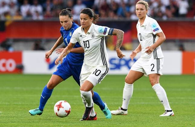 Fussball, Frauen, UEFA Europameisterschaft, EM 2017, Niederlande, Gruppe B, König-Wilhelm-II. Stadion Tilburg, Deutschland - Italien 2:1; Dzsenifer Marozsan (GER), Ilaria Mauro (ITA), Aktion.