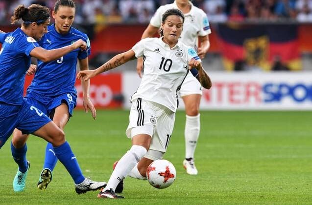 Fussball, Frauen, UEFA Europameisterschaft, EM 2017, Niederlande, Gruppe B, König-Wilhelm-II. Stadion Tilburg, Deutschland - Italien 2:1; Dzsenifer Marozsan (GER), Ilaria Mauro (ITA), Aktion.