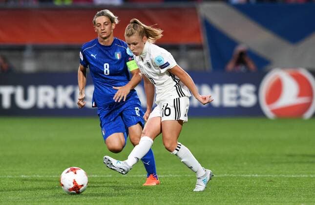 Fussball, Frauen, UEFA Europameisterschaft, EM 2017, Niederlande, Gruppe B, König-Wilhelm-II. Stadion Tilburg, Deutschland - Italien 2:1; Linda Dallmann (GER), Melania Gabbiadini (ITA), Aktion.