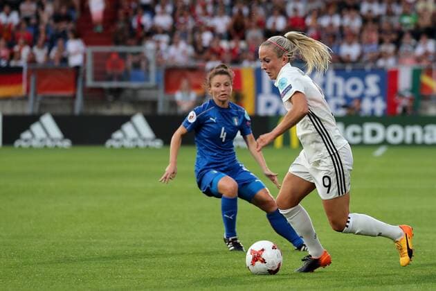 v.li.: Daniela Stracchi (Italien, 4), Mandy Islacker (DFB-Frauen, 9), Aktion, Action, Spielszene, Fussball, UEFA Women s EURO 2017, Deutschland - Italien, xozx