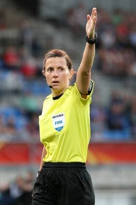 Kateryna Monzul (Schiedsrichterin, Ukraine), gibt Anweisungen, gestikuliert, mit den Armen gestikulieren, gives instructions, gesticulate, Einzelbild, Aktion, Action, Fussball, UEFA Women s EURO 2017, Deutschland - Italien, xozx