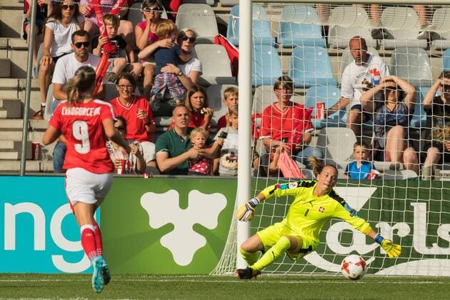 Fanndis Fridiksdottir of Iceland women scores (L-R) Ana-Maria Crnogorcevic of Switzerland women, goalkeeper Gaelle Thalmann of Switzerland women during the UEFA WEURO 2017 Group C group stage match between Iceland and Switzerland at the Vijverberg stadium on July 22, 2017 in Doetinchem, The Netherlands Women: Iceland v Switzerland UEFA WEURO 2017 2017 2018 xVIxVIxImagesx xGerritxvanxKeulenxIVx 8286249
