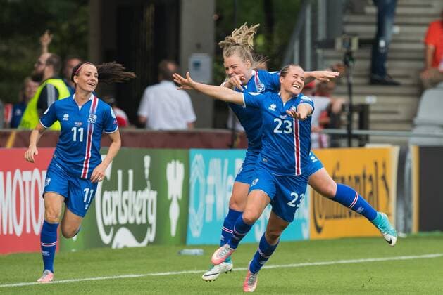 (L-R) Hallbera Gisladottir of Iceland women, Ingibjorg Sigurdardottir of Iceland women, Fanndis Fridiksdottir of Iceland women during the UEFA WEURO 2017 Group C group stage match between Iceland and Switzerland at the Vijverberg stadium on July 22, 2017 in Doetinchem, The Netherlands Women: Iceland v Switzerland UEFA WEURO 2017 2017 2018 xVIxVIxImagesx xGerritxvanxKeulenxIVx 8286250