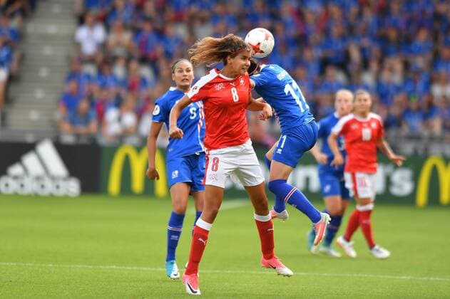 Cinzia Zehnder (Schweiz) (8) gewinnt Kopfball gegen Hallbera Gudny Gisladottir (Island , Iceland) (11), Fussball, UEFA Women s EURO 2017, Island - Schweiz, xmkx