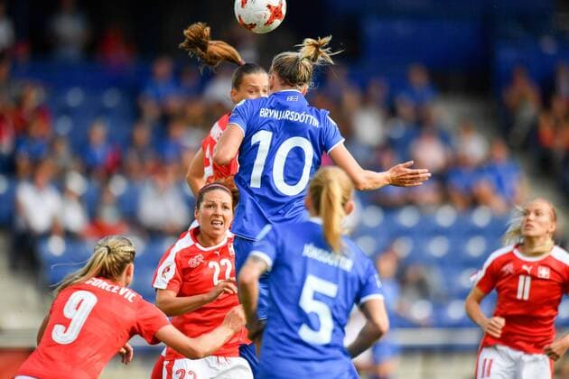 Dagny Brynjarsdottir (Island , Iceland) (10) gewinnt Kopfballduell, Fussball, UEFA Women s EURO 2017, Island - Schweiz, xmkx