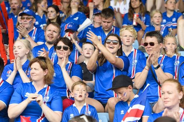 170722 Isländska supportrar pa läktaren i matchen mellan Island och Schweiz under dag 7 av fotbolls-EM den 22 juli 2017 i Doetinchem.  Copyright: CARLxSANDIN BB170722CS043