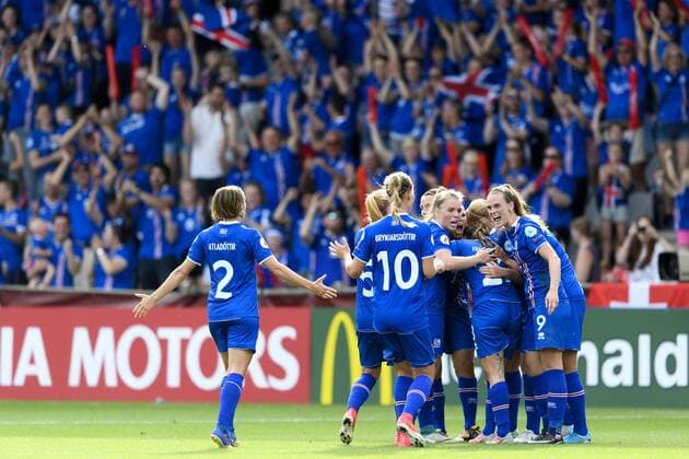 170722 Islands spelare jublar efter 1-0 av Fanndis Fridriksdottir i matchen mellan Island och Schweiz under dag 7 av fotbolls-EM den 22 juli 2017 i Doetinchem.  Copyright: CARLxSANDIN BB170722CS045
