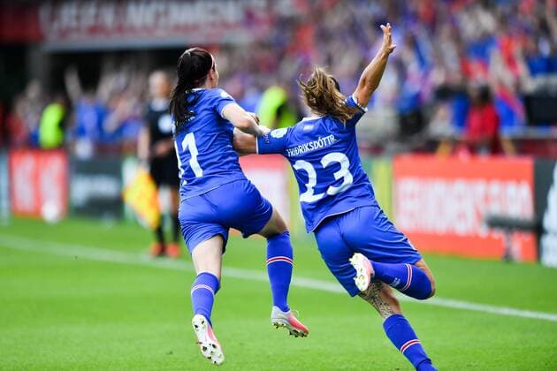 Jubel, Freuen, celebrate, happy, cheer , Goal Celebration 1:0 Island Torschützin Fanndis Fridriksdottir (Island , Iceland) (23) dreht jubelnd ab - mit Hallbera Gudny Gisladottir (Island , Iceland) (11), Fussball, UEFA Women s EURO 2017, Island - Schweiz, xmkx