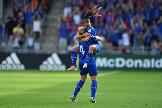 Jubel, Freuen, celebrate, happy, cheer , Goal Celebration 1:0 Island Glodis Perla Viggosdottir (Island , Iceland) (04) mit Torschützin Fanndis Fridriksdottir (Island , Iceland) (23), Fussball, UEFA Women s EURO 2017, Island - Schweiz, xmkx