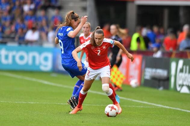 Jana Brunner (Schweiz) (2) setzt sich gegen Katrin Asbjörnsdottir (Island , Iceland) (09) durch, Fussball, UEFA Women s EURO 2017, Island - Schweiz, xmkx
