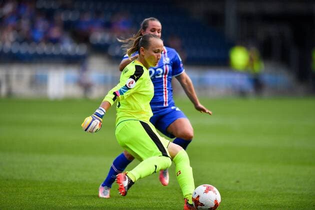 Gaelle Thalmann (Torwart,Schweiz) (1) kann vor Fanndis Fridriksdottir (Island , Iceland) (23) klären, Fussball, UEFA Women s EURO 2017, Island - Schweiz, xmkx