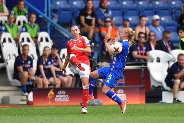 Gunnhildur Yrsa Jonsdottir (Island) (5) foult Noelle Maritz (Schweiz) (5), Fussball, UEFA Women s EURO 2017, Island - Schweiz, xmkx