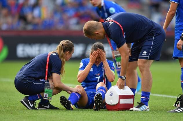 Sara Bjoerk Gunnarsdottir (Island , Iceland) (7) wird auf dem Platz behandelt, Fussball, UEFA Women s EURO 2017, Island - Schweiz, xmkx