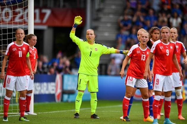Gaelle Thalmann (Torwart,Schweiz) (1) erwartet den Eckball, Fussball, UEFA Women s EURO 2017, Island - Schweiz, xmkx
