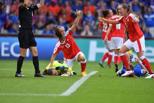 Gaelle Thalmann (Torwart,Schweiz) (1)nach Zusammenprall blutend am Boden Lia Joelle Waelti (Schweiz) (13) ruft die Betreuer, Fussball, UEFA Women s EURO 2017, Island - Schweiz, xmkx