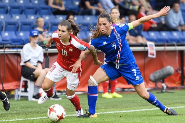 170722 Schweiz Ramona Bachmann i närkamp med Islands Sara Björk Gunnarsdottir i matchen mellan Island och Schweiz under dag 7 av fotbolls-EM den 22 juli 2017 i Doetinchem.  Copyright: CARLxSANDIN BB170722CS047