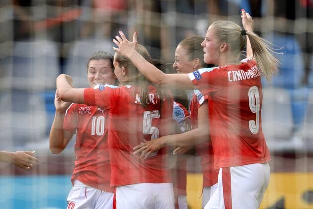 170722 Schweiz Ramona Bachmann jublar efter att hon gjort 1-2 i matchen mellan Island och Schweiz under dag 7 av fotbolls-EM den 22 juli 2017 i Doetinchem.  Copyright: CARLxSANDIN BB170722CS048