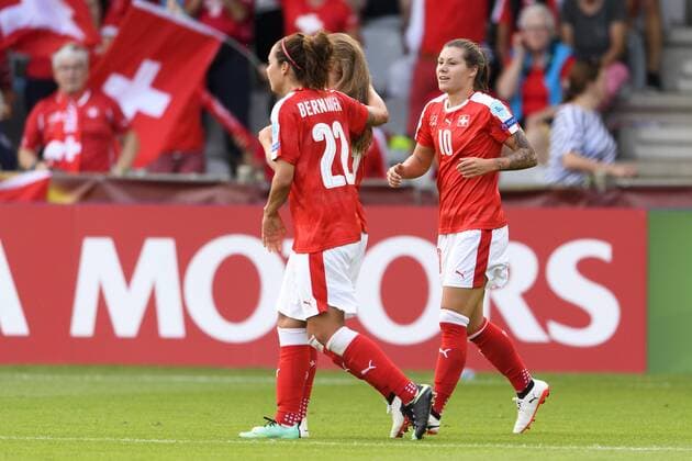 170722 Schweiz Ramona Bachmann jublar efter att hon gjort 1-2 i matchen mellan Island och Schweiz under dag 7 av fotbolls-EM den 22 juli 2017 i Doetinchem.  Copyright: CARLxSANDIN BB170722CS049