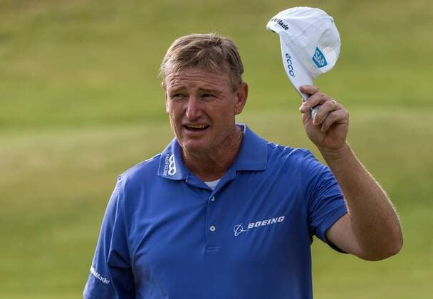 Bilder des Tages - SPORT 22nd July 2017, Royal Birkdale Golf Club, Southport, England; The 146th Open Golf Championship, third round ; Ernie Els (RSA) raises his cap to the applause of the fans in the grandstands lining the 18th green xDavidxBlunsdenx  ActionPlus11905247