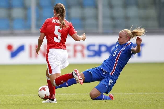 (170723) -- DOETINCHEM, July 23, 2017 -- Noelle Maritz (L) of Switzerland is tackled by Gunnhidur Jonsdottir of Iceland during the UEFA Women s EURO 2017 soccer tournament Group C match between Switzerland and Iceland at the Vijverberg Stadium in Doetinchem, the Netherlands, on July 22, 2017. Switzerland won 2-1. ) (wll) (SP)THE NETHERLANDS-DOETINCHEM-SOCCER-UEFA-WOMEN S EURO-SUI VS ISL YexPingfan 