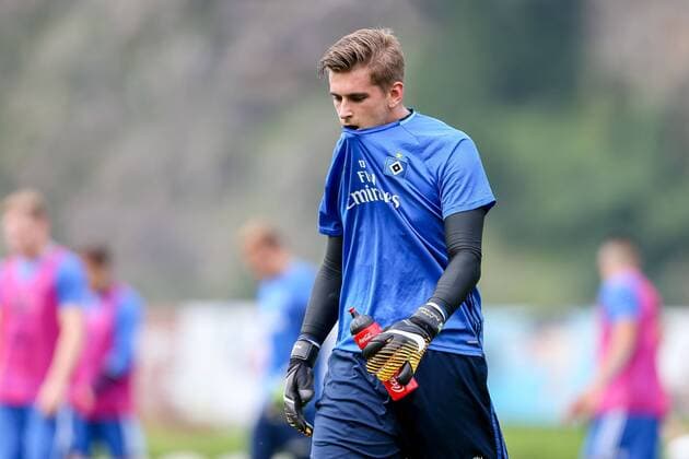 Laengenfeld, Oesterreich, 22.07.2017, Trainingslager Hamburger SV, Torwart Julian Pollersbeck (HSV) guckt ( DeFodi507