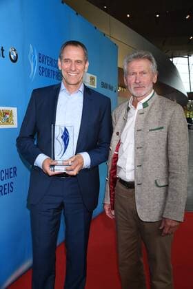 Christoph Deumling und Paul Breitner Verleihung des Bayerischen Sportpreis 2017 Auszeichnung, Ehrung, Preis BMW Welt München 22. Juli 2017