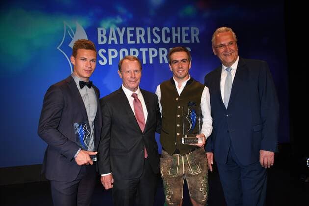 Joshua Kimmich, Berti Vogts, Phillip Lahm und Joachim Herrmann Verleihung des Bayerischen Sportpreis 2017 Auszeichnung, Ehrung, Preis BMW Welt München 22. Juli 2017