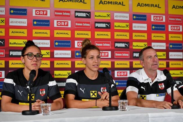 SOCCER - UEFA EURO EM Europameisterschaft Fussball 2017 WAGENINGEN,NETHERLANDS,23.JUL.17 - WOMEN SOCCER - UEFA Women s European Championship EM Europameisterschaft 2017, press conference PK Pressekonferenz team AUT. Image shows Manuela Zinsberger, Lisa Makas and head coach Dominik Thalhammer (AUT). GEPAxpictures xFlorianxErtl