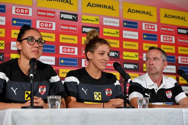 SOCCER - UEFA EURO EM Europameisterschaft Fussball 2017 WAGENINGEN,NETHERLANDS,23.JUL.17 - WOMEN SOCCER - UEFA Women s European Championship EM Europameisterschaft 2017, press conference PK Pressekonferenz team AUT. Image shows Manuela Zinsberger, Lisa Makas and head coach Dominik Thalhammer (AUT). GEPAxpictures xFlorianxErtl