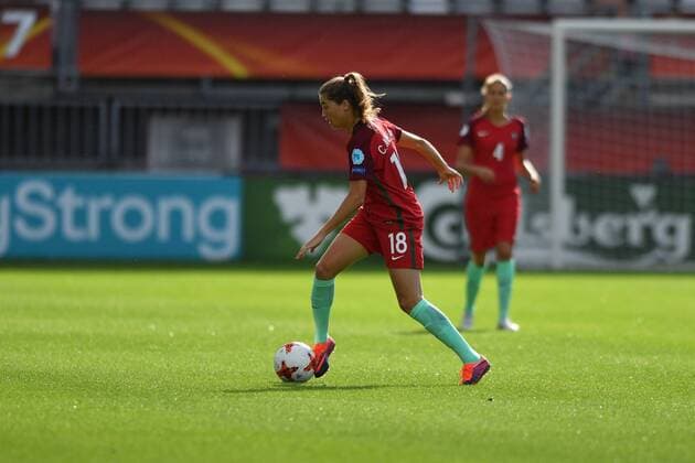 Carolina Ana Trindade Coruche (C.Mendes,Portugal) (18) mit Ball, Fussball, UEFA Women s EURO 2017, Schottland - Portugal, xmkx