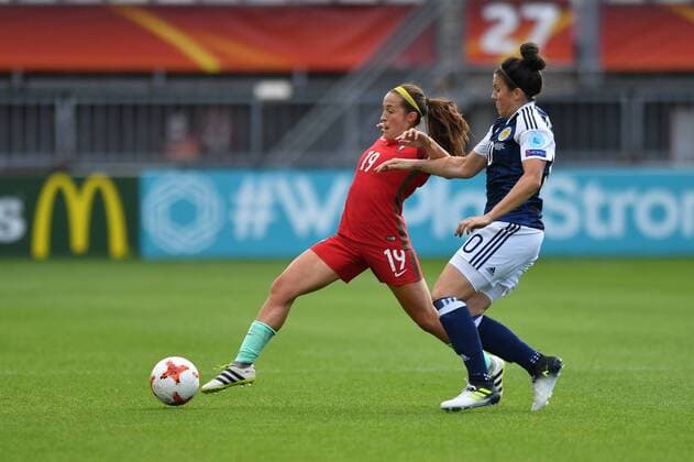 Amanda da Costa (Portugal) (19) spitzelt den Ball weiter , vor Leanne Crichton (Schottland , Scotland) (10), Fussball, UEFA Women s EURO 2017, Schottland - Portugal, xmkx