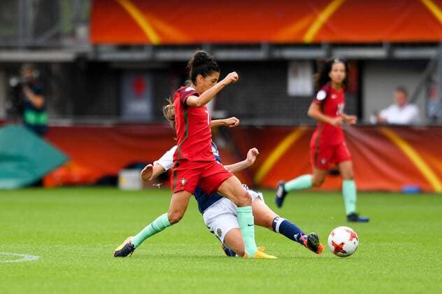 Caroline Weir (Schottland , Scotland) (9) kann den Ball Claudia Pires Neto (Neto, Portugal) (7) wegspitzeln, Fussball, UEFA Women s EURO 2017, Schottland - Portugal, xmkx