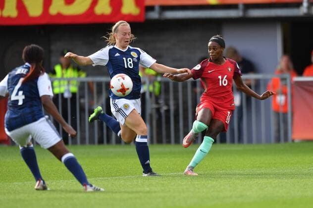 Diana Micaela Abreu Sousa Silva (Diana S., Portugal) (16) gibt die Flanke zum 0:1, Fussball, UEFA Women s EURO 2017, Schottland - Portugal, xmkx