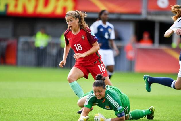 Torschützin Carolina Ana Trindade Coruche (C.Mendes,Portugal) (18) dreht ab nach dem 0:1 , Gemma Fay (Torwart,Schottland,Scotland) (1) am Boden, Fussball, UEFA Women s EURO 2017, Schottland - Portugal, xmkx