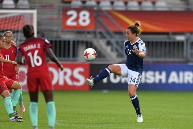 Rachel Corsie (Schottland , Scotland) (14) spielt den Ball in der Luft weiter, Fussball, UEFA Women s EURO 2017, Schottland - Portugal, xmkx